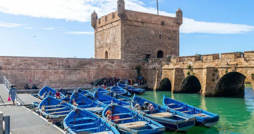 المغرب…-سهولٌ-تعانق-الجبال-ورياضٌ-تحتضنها-الصحارى…-وبحران-يلتقيان