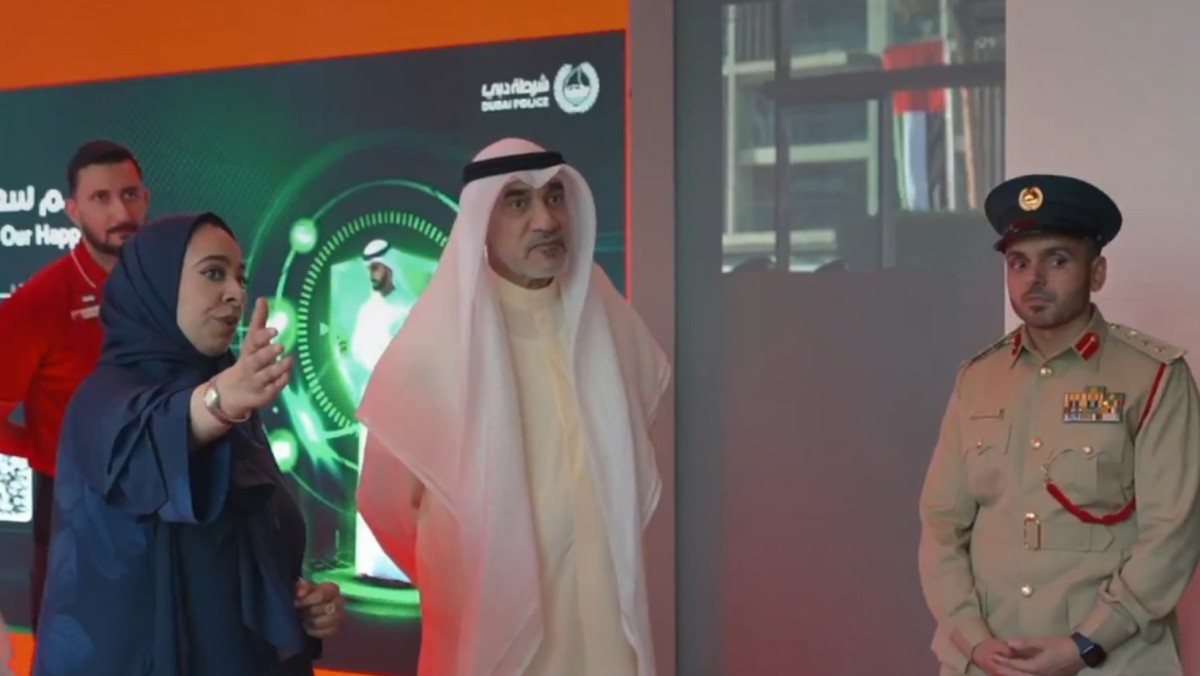 النائب-الأول-يطلع-على-الخدمات-الأمنية-الذكية-في-شرطة-دبي