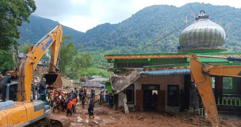 إندونيسيا:-مقتل-84-وفقدان-العشرات-جراء-فيضانات-وانهيارات-ضربت-جزيرة-سومطرة