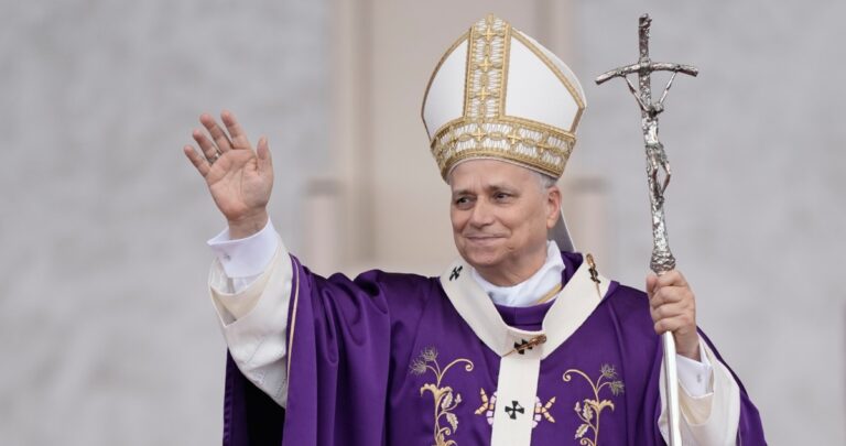 البابا-يغادر-لبنان-ويحيي-طرابلس-والبقاع-ويدعو-لوقف-القتال