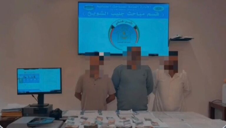 ضبط-تشكيل-عصابي-امتهن-تزوير-المحررات-الرسمية-والتلاعب-بالبيانات-المدنية-مقابل-مبالغ-مالية