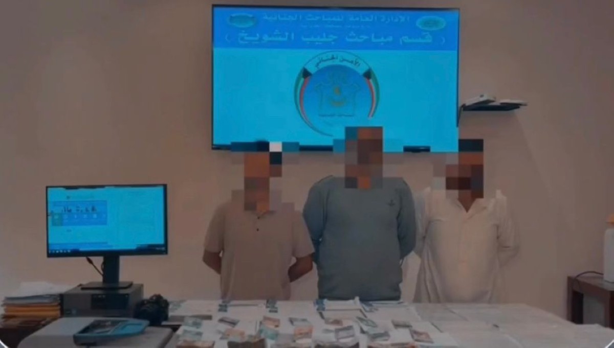 ضبط-تشكيل-عصابي-امتهن-تزوير-المحررات-الرسمية-والتلاعب-بالبيانات-المدنية-مقابل-مبالغ-مالية