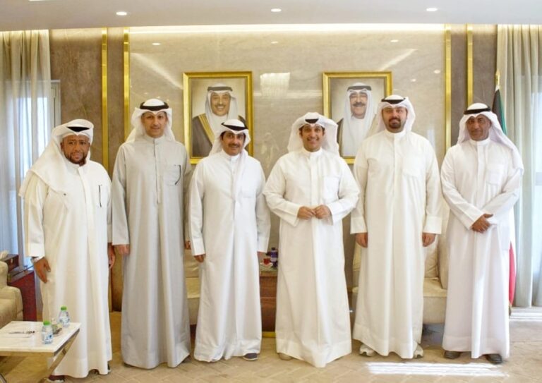 المطيري-يرعى-بطولة-العالم-للهوكي-على-الجليد-في-الكويت