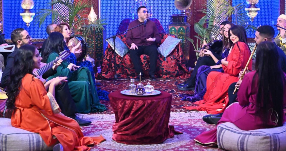 الغفولي…-يعيد-تقديم-'شويخ-من-أرض-مكناس'-بأسلوب-الجلسة