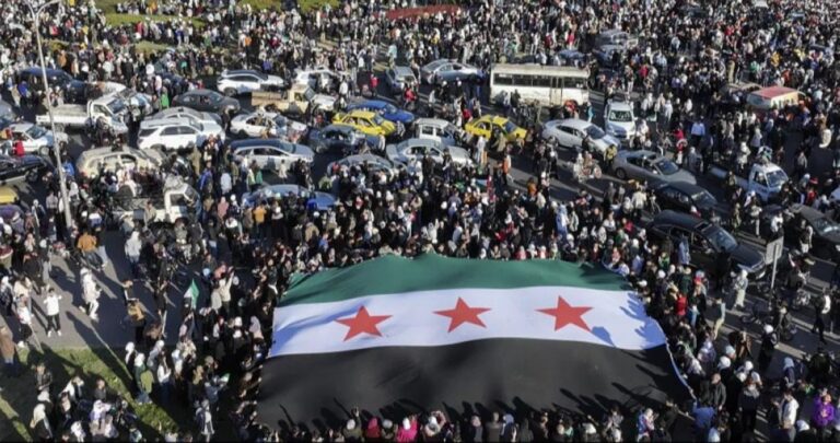 ملايين-السوريين-يتوافدون-إلى-الساحات-العامة-لإحياء-الذكرى-الأولى-للتحرير