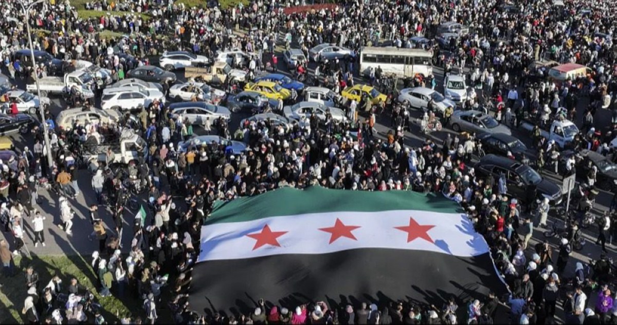 ملايين-السوريين-يتوافدون-إلى-الساحات-العامة-لإحياء-الذكرى-الأولى-للتحرير