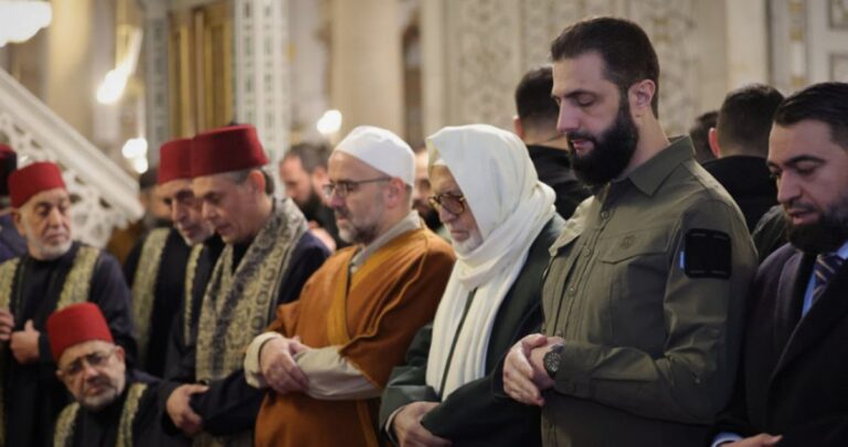 الشرع-يؤمّ-المصلّين-في-صلاة-الفجر-بالمسجد-الأموي-الكبير-'بزي-التحرير'