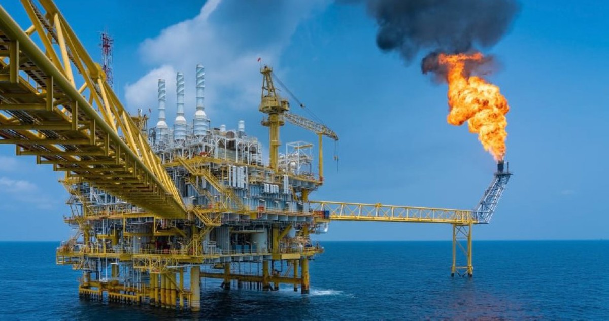 النفط-يتراجع-مع-عودة-التركيز-على-محادثات-السلام-في-أوكرانيا