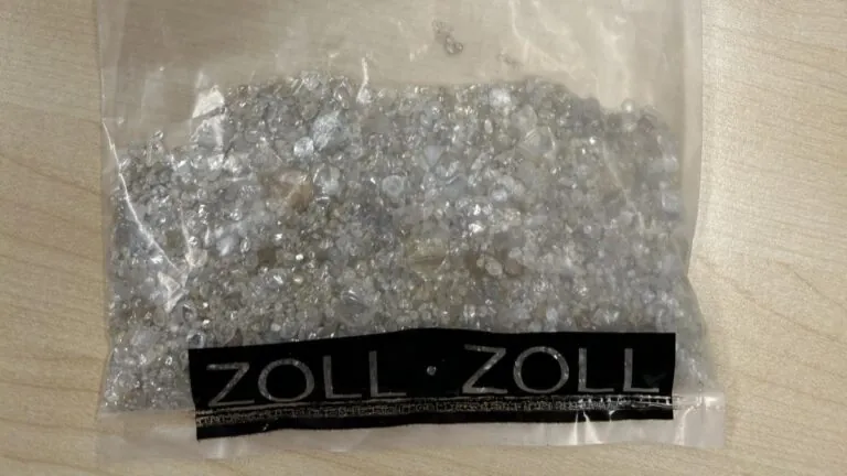 مصادرة-أكثر-من-11-ألف-ماسة-من-أحد-المسافرين-في-مطار-فرانكفورت