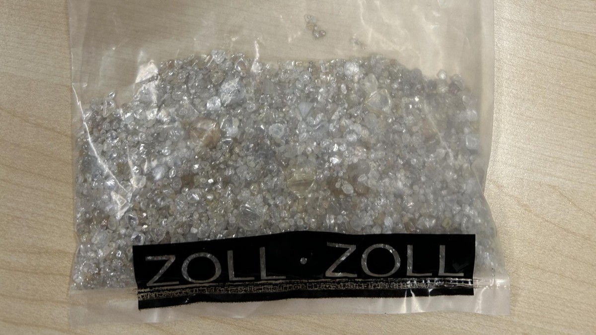 مصادرة-أكثر-من-11-ألف-ماسة-من-أحد-المسافرين-في-مطار-فرانكفورت