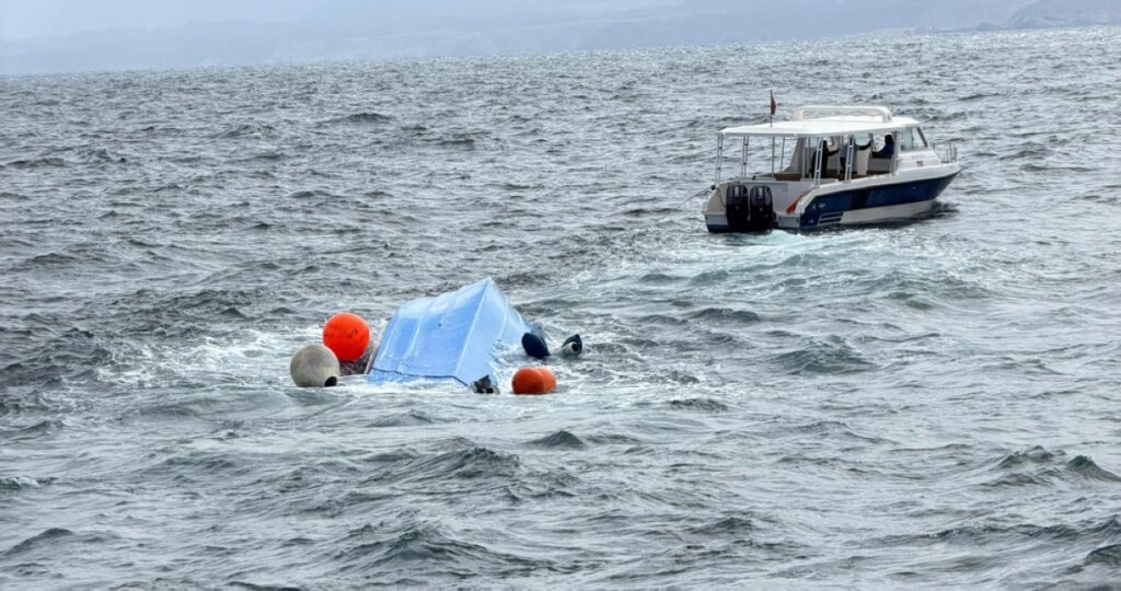 الشرطة-العُمانية:-مصرع-ثلاثة-أشخاص-وإصابة-اثنين-في-انقلاب-قارب-يقل-25-سائحاً-فرنسياً