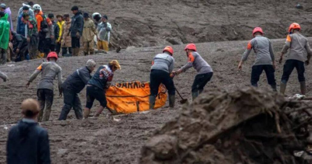 إندونيسيا:-ارتفاع-حصيلة-ضحايا-الانهيار-الأرضي-في-جاوة-إلى-50-قتيلاً