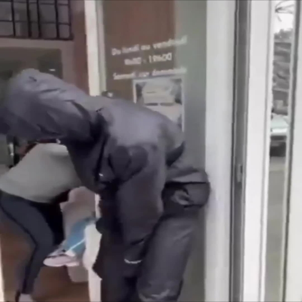 إصابة-ستة-أشخاص-جراء-إلقاء-قنبلة-يدوية-داخل-صالون-تجميل-جنوب-شرق-فرنسا