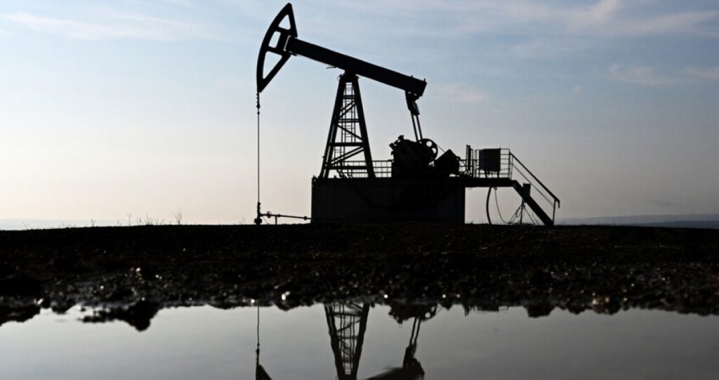 النفط-ينخفض-وسط-مخاوف-اضطراب-الإمدادات-وتوترات-أميركية-–-إيرانية