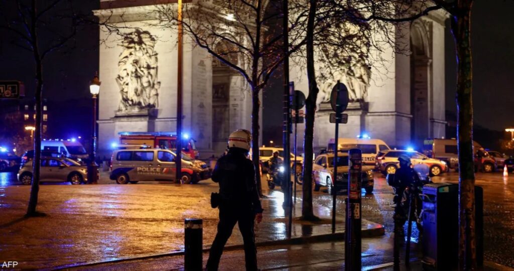 هجوم-بسكين-قرب-قوس-النصر-في-باريس…-والسلطات-تفتح-تحقيقاً-عاجلاً