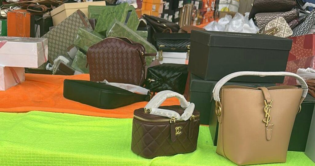 'التجارة'-تصادر-800-قطعة-مقلدة-في-سوق-الجمعة