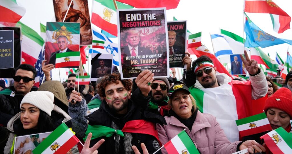 أميركا-تتحضر-لحرب-أسابيع-ضد-إيران-وترامب-يفضّل-تغيير-النظام