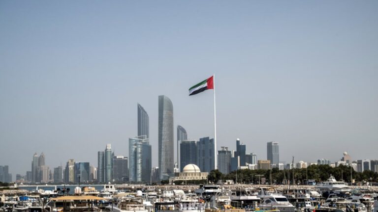 الإمارات: الدفاعات الجوية تعاملت مع 15 صاروخاً باليستياً و18 طائرة مسيّرة