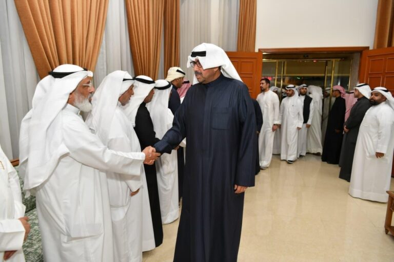 وزير الدفاع يزور أهالي شهيدي الواجب المقدم ركن عبدالله الشراح والرائد فهد المجمد لتقديم واجب العزاء