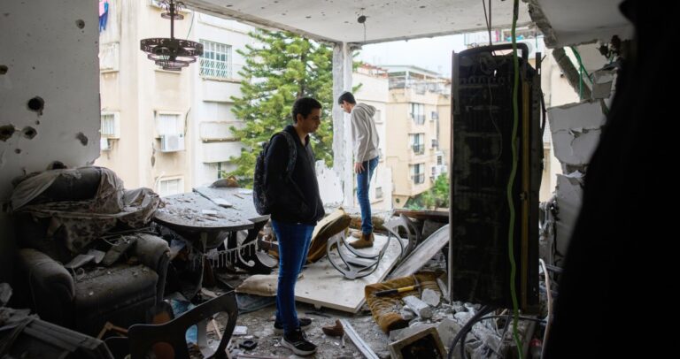 فانس يقود محادثات إنهاء الحرب بتفويض ترامب وطلب من طهران