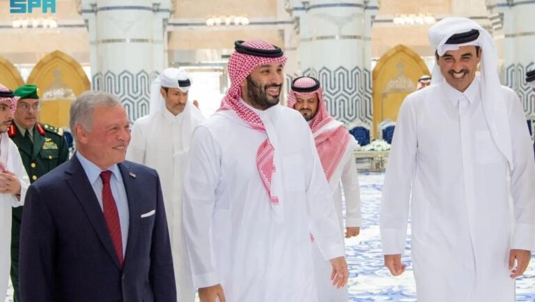 ولي العهد السعودي وأمير قطر وملك الأردن: استمرار الهجمات الإيرانية الآثمة واستهداف المنشآت الحيوية والمدنية يشكل تصعيداً خطيراً يهدد أمن المنطقة واستقرارها