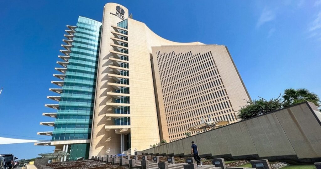 'مؤسسة-البترول':-إخماد-حريق-ناقلة-النفط-'السالمي'-دون-تسرب-نفطي-في-البيئة-البحرية-المحيطة