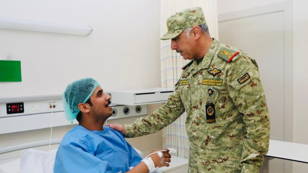 وكيل-الحرس-الوطني-يطمئن-على-مصابي-'الحرس'-في-مستشفى-جابر