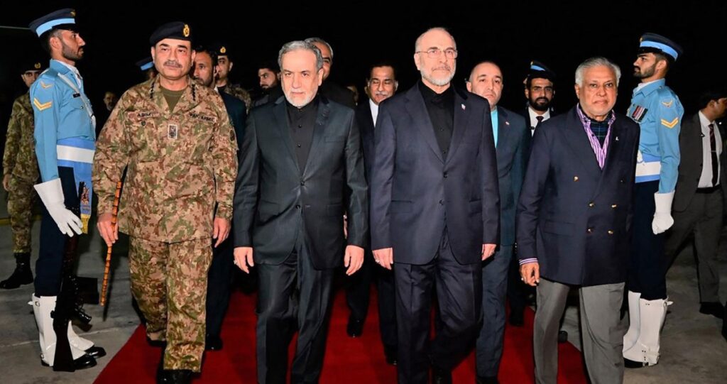 تسنيم:-فريق-التفاوض-الإيراني-يلتقي-رئيس-الوزراء-الباكستاني-اليوم