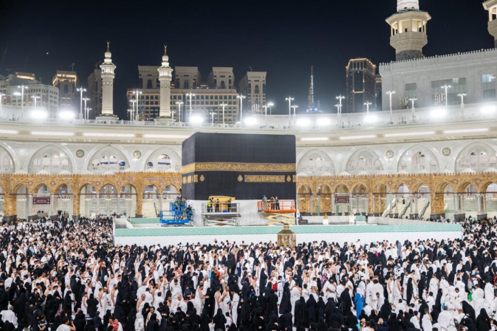 رفع-الجزء-السفلي-من-كسوة-الكعبة-المشرفة-استعداداً-لموسم-الحج