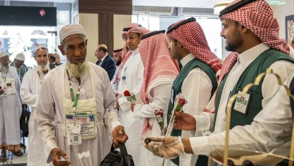 «السياحة»-السعودية-ترحّب-بوصول-أولى-طلائع-الحجاج-إلى-مكة-المكرمة-والمدينة-المنورة