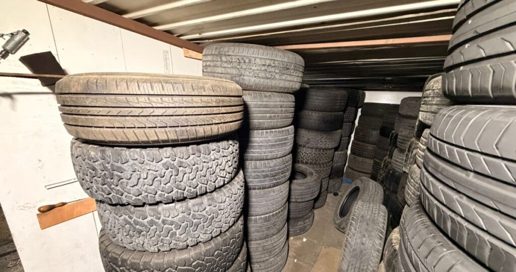 ضبط-330-إطاراً-مستعملاً-في-محل-يعيد-بيعها-في'الري'