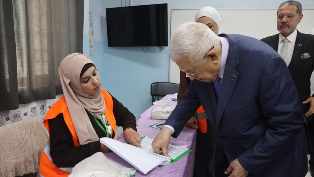 الرئيس-الفلسطيني-يشارك-في-انتخابات-الهيئات-المحلية:-متمسكون-بالمسار-الديمقراطي-رغم-التحديات