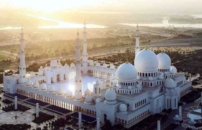 إيران استهدفت مسجد الشيخ زايد في أبوظبي بصواريخ ومسيرات مايو الماضي
